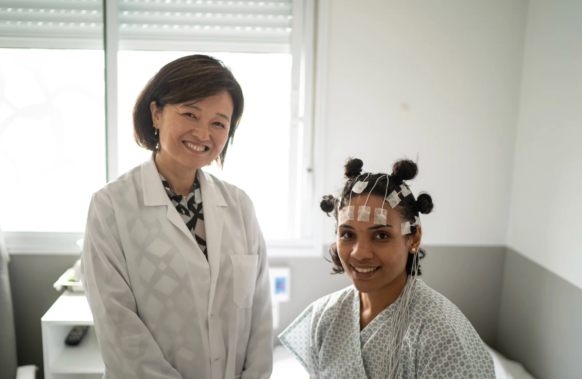 Médica e paciente durante exame de eletroencefalograma na Clínica Neuro-Sono