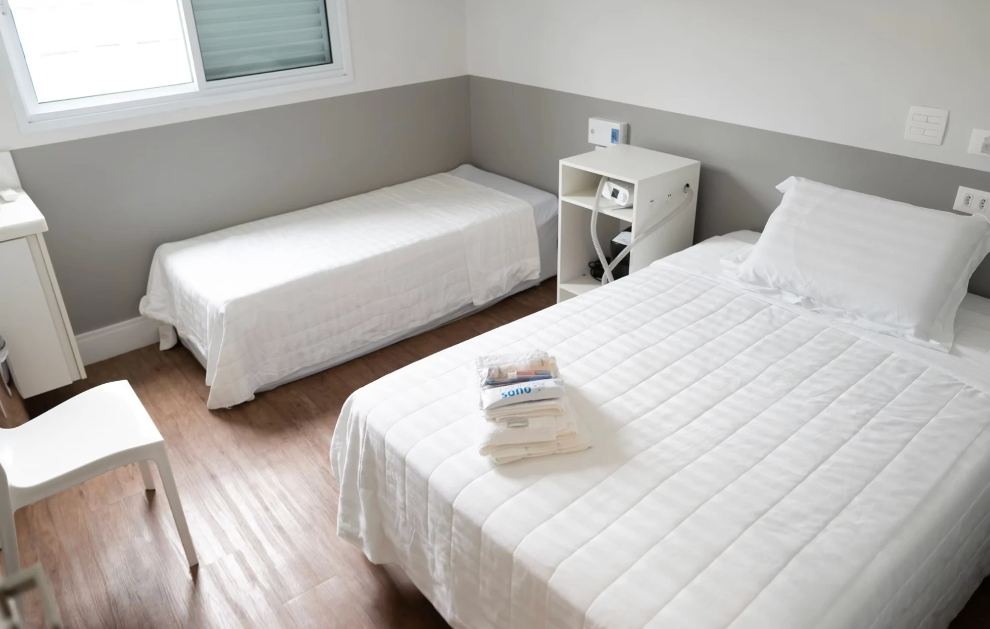 Quarto exclusivo para polissonografia da Clínica Neuro-Sono, com equipamento de CPAP